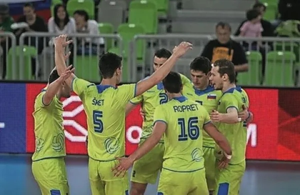 Slovenska moška odbojkarska reprezentanca je dobila prvo tekmo kvalifikacijskega turnirja za nastop na svetovnem prvenstvu na Poljskem