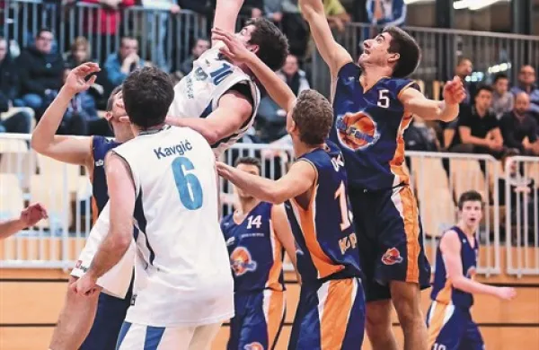 Bistričani (v belih dresih) so trenutno za Portorožem druga najboljša primorska košarkarska ekipa. Brez težav so v Kopru premagali zadnjeuvrščeno ekipo 2. SKL UKK Koper.
