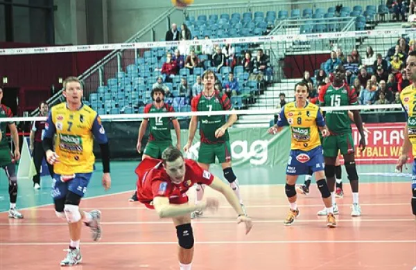 Danes je v prvi postavi Slovenije pričakovati Kanalca Janija Kovačiča (v rdečem), ki odlično igra za avstrijsko - koroški Dob