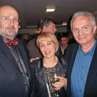  Predsednik vrhovnega sodišča Branko Masleša je poklepetal z direktorjem Kamernega teatra 55 in igralcem Draganom Jovičićem ter z njegovo soprogo, prevajalko   Mirjano Jovičić, ki je prevedla uprizorjeno besedilo
