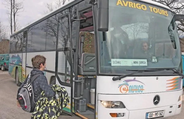 Podjetje Avrigo ima natančen seznam, koliko učencev in dijakov vozačev je v posameznem naselju, zato je včeraj na Sežanskem obiskalo vsa naselja, ki imajo dijake, ne pa tistih, v katerih prebivajo osnovnošolci

