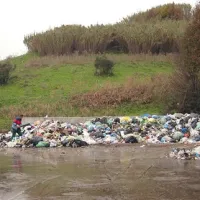 Mešane odpadke odpeljejo v Krško, staro deponijo (hrib v ozadju) prerašča trava, a prekriti ga bodo morali še z nepropustno folijo in debelejšo plastjo zemlje 
