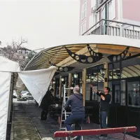 Včeraj so pred Snack barom postavili šotor, v katerem se bo drevi začela dvodnevna rock'n'roll zabava