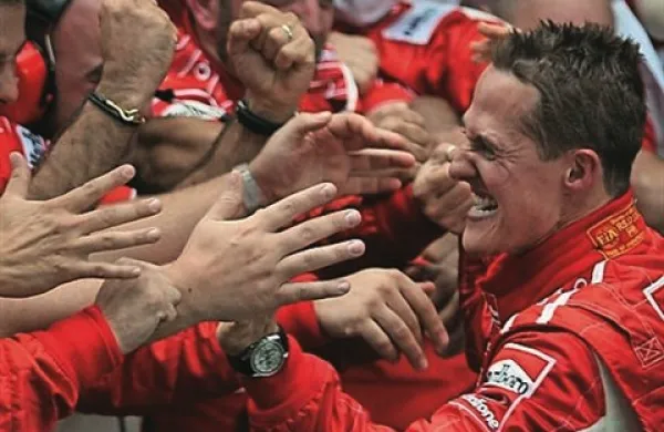 Najboljši dirkač formule 1 v zgodovini Michael Schumacher danes praznuje 45. rojstni dan. Za njegove bližnje in vse zveste navijače bo dan minil v pričakovanju novih vesti iz bolnišnice v Grenoblu.