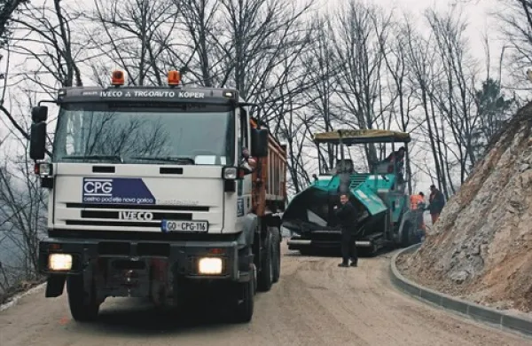 Največja lanska cestna naložba občine Cerkno je dala slab kilometer obnovljene ceste iz Reke v Laharn