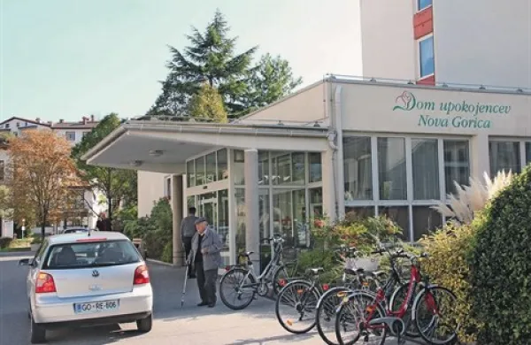 V domu upokojencev od včeraj delijo po 20 brezplačnih obrokov na dan ljudem v socialni stiski od ponedeljka jih bodo po 30 tudi v dijaškem domu. Trudijo se, da bi presežke hrane prispevale še šole, bolnišnica ...