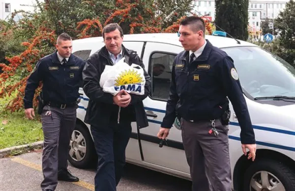 Od sredine februarja je v koprskem priporu stečajni upravitelj in nekdaj ugledni ljubljanski odvetnik Brane Gorše. Sredi decembra se je na okrožnem sodišču že začelo sojenje zaradi kaznivih dejanj, ki naj bi jih Gorše zagrešil pri stečaju koprskega
