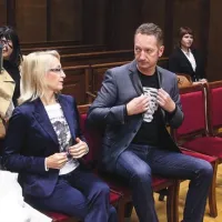 Koprski župan Boris Popovič je bil tudi v letu 2013 veliko  na sodišču. Februarja se je začelo sojenje zaradi sporne prodaje občinske parcele  podjetju Serming. S Popovičem na zatožni klopi sedita tudi direktorica občinske uprave Sabina Mozetič in