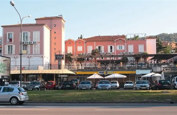 Nočni receptor je s kolesom peljal hotelski izkupiček v trezor, a do tja ni prišel ... 