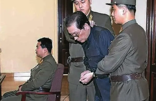 V javnost so pricurljale informacije o kruti usmrtitvi 67-letnega strica severnokorejskega diktatorja Kim Jong-Una, ki ga je ta obtožil izdaje