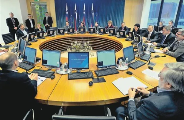 Na prvi delovni dan po novem letu (do predlani je bil to še dela prost dan) si ministri niso privoščili lenarjenja. Vladne seje se ni udeležil le minister za pravosodje Senko Pličanič, ki je bil na letnem dopustu.