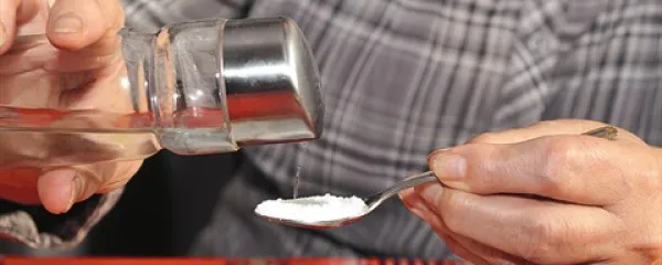 Iz sto  kilogramov brinovih jagod Prunk pridobi manj kot en liter brinovega olja