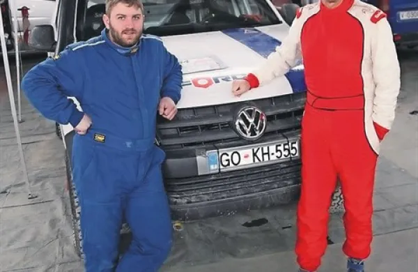 Sovoznik Boštjan Leskovec (levo) in voznik Darij Novak bosta  jutri na startu relija Dakar 
