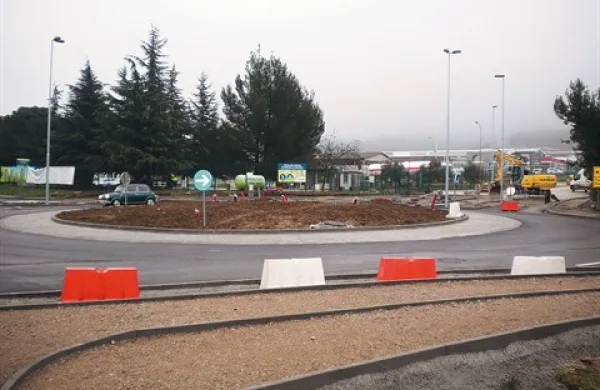Dela v krožišču stojijo, vendar pristojni  zagotavljajo, da se nikjer ne zatika