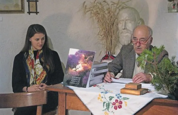 Povezovalka večera Katarina Kosovac in avtor knjige Igo Legiša 