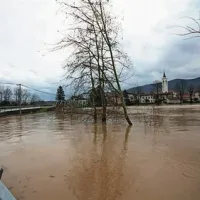Vipava bo poplavljala tudi v ponedeljek