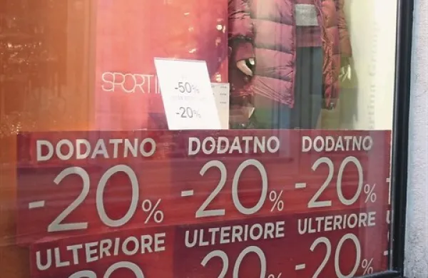 Številni trgovci v dneh pred razprodajami ponujajo še dodatne popuste