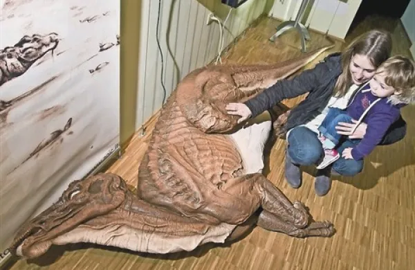 Verodostojna maketa dinozavra je magnet za obiskovalce vseh starosti