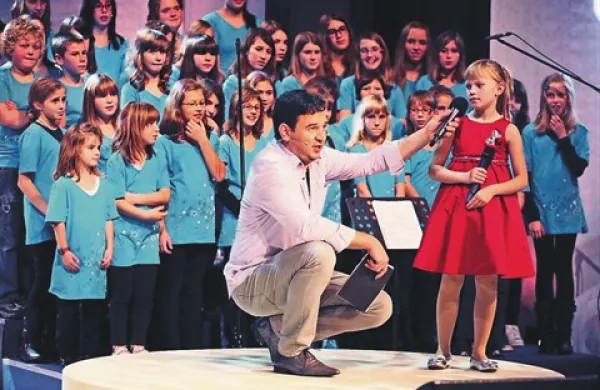 Kristina Čok, zmagovalka lanske Brinjevke po izboru občinstva, se bo letos na odru Kosovelovega doma spet potegovala za kipec brinjevke
