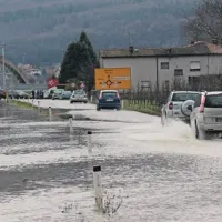 Vse kaže, da se bo treba takšnih in podobnih prizorov na prometnicah po Vipavski dolini (na sliki cesta Renče-Bukovica) kar navaditi. Mar res ne gre drugače? 