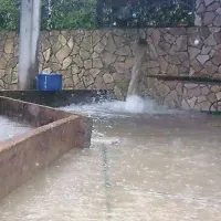 Nekaterim ob dežju hiš ne zalivajo vodotoki, ampak deževnica. Znova so vodo ob hiši imeli Štolfovi v Kromberku.