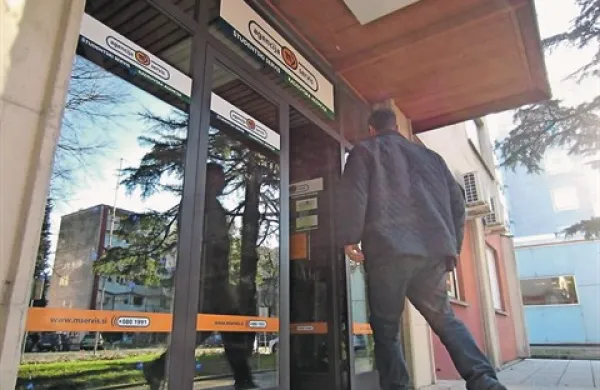 Študentje in dijaki bodo še naprej delali prek napotnic študentskih servisov