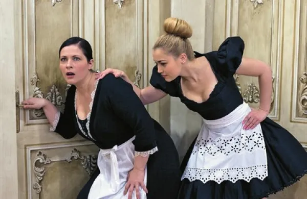 Nuška Drašček Rojko in Eva Černe v komični operi La Cecchina ali Nikogaršnja hči  