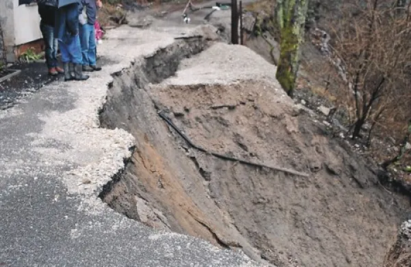 Podor je odnesel cesto na dolžini okoli 20 metrov