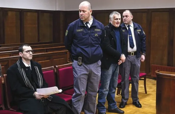 Kosta Aleksandrov (prvi z leve) in Marko Markovič (drugi z desne) sta včeraj zanikala krivdo za umor Olijankija Vatovca