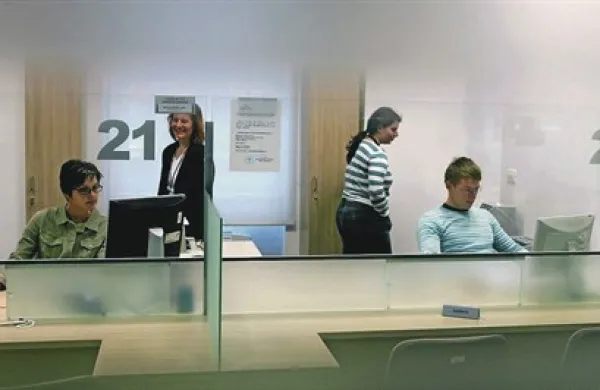 Na ministrstvu za notranje zadeve zaradi reorganizacije zaposlenim obetajo premestitve,  odpuščanj pa niso predvideli (fotografija je simbolična) 