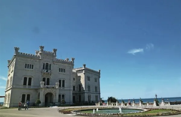 Zaradi poškodovane strehe na gradu Miramare je dež namočil več prostorov