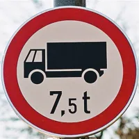 Omejitev 7,5 ton, 20 ton, 25 ton ali 30 ton bo pisalo na prometnih znakih pred 15 slovenskimi mostovi, šest jih je tudi na Primorskem 