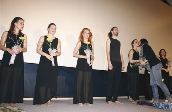 Urša Rupnik (tretja z leve) s svojo idrijsko skupino