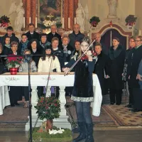 V Jelšanah je  nastopil cerkveni mešani zbor, za uvod pa je zaigrala violinistka Ana Kompan