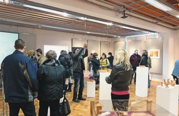 Pred prazniki so v galeriji Fernaža razstavili fotografije in glinene izdelke udeležencev enega od izobraževalnih programov ajdovske ljudske univerze