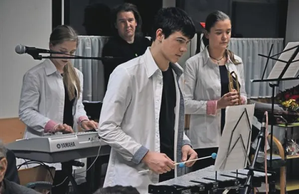 V ajdovskem domu starejših občanov so pred prazniki pripravili tradicionalni večer z bogatim kulturnim in zabavnim programom