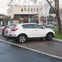 Na delu lani urejenega Trga 28. avgusta, ki je   nasproti Upravne enote  (v ozadju) in Občine (desno), je  Občina na začetku tega leta  uvedla plačljivo parkiranje