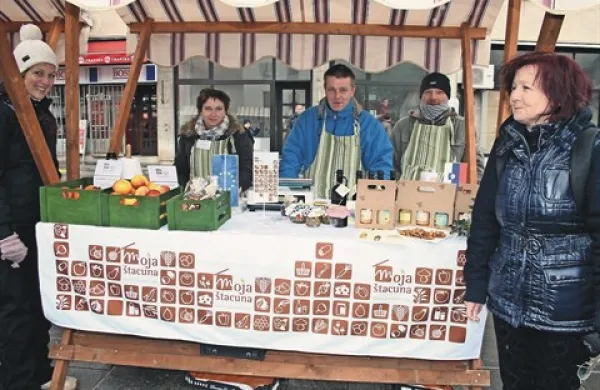 Moja štacuna pred novim letom na stojnici, sicer pa ob sredah v pokriti tržnici (Mateja Bizjak in Lilijana Brajlih sta skrajno levo in desno)