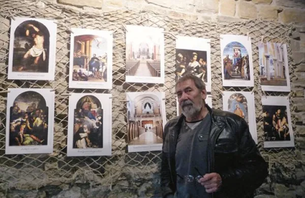 Remigio Grižonič s fotografijami iz cerkve sv. Mavra