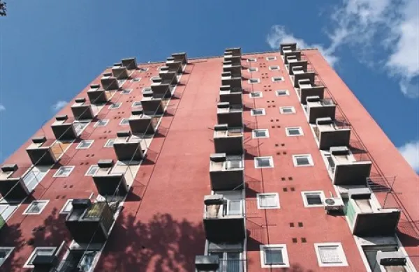 Osem stanovalcev danes naseljuje le še dve nadstropji, dve pa zasedajo prostori stanovanjskega sklada