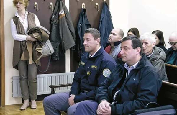 Stoji  Barbara Gorše, desno pa je njen mož Brane Gorše. Za pravosodnim policistom  sedi Miloš Budisavljevič (v bordo in sivi majici), ki je včeraj priznal, da je bil le slamnati lastnik družbe Finesto.