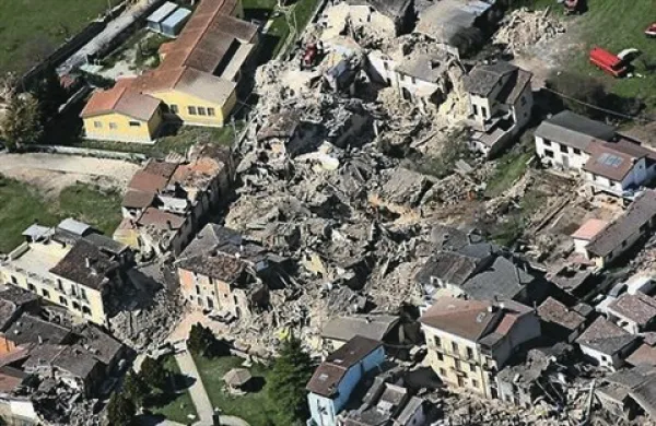 Italijanske oblasti so  zaradi suma podkupovanja pri sklepanju pogodb o popotresni obnovi  L'Aquile za štiri lokalne politike odredile hišni pripor, proti še štirim pa uvedle uradno preiskavo