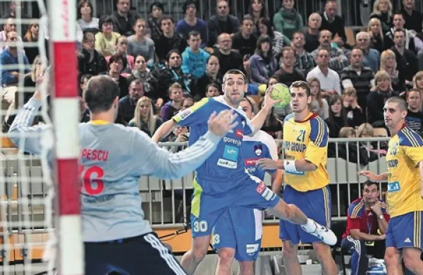 Dragan Gajić (z žogo) je bil najboljši strelec Slovenije v Schaffhausnu