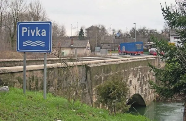 Predstavniki ministrstva za infrastrukturo in prostor  so obljubili, da bodo  zagotovili denar za  popravilo mostu v Prestranku, na cesti Ilirska Bistrica-Jelšane
