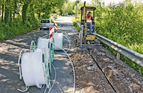 Deloma z evropskim denarjem  so si do optike v letu 2013 poleg Pivke pomagale tudi kraške občine in občina Ilirska Bistrica. Na fotografiji gradnja omrežja v sežanski občini.  