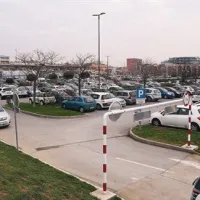 Na tem delu parkirišča med tržnico in gramozom ne bo več mogoče parkirati z abonmajem za modre cone