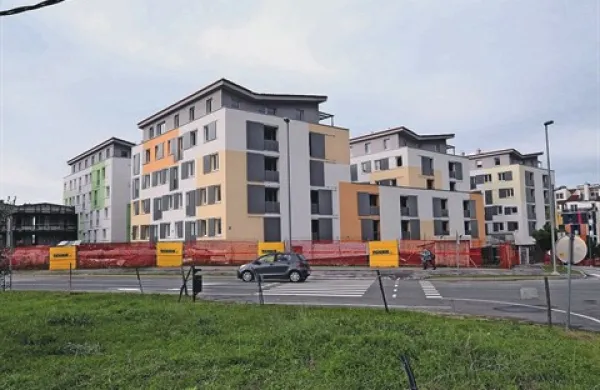 Škofjeloški Tehnik v izolskih Livadah gradi poslovno-stanovanjski kompleks, katerega usoda je zdaj negotova