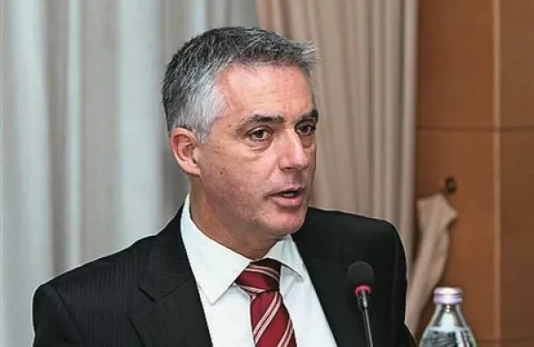 Tomaž Gantar bo prejemal nadomestilo plače za obdobje šestih mesecev v višini osemdesetih odstotkov zadnje plače. Po javno dostopnih podatkih je Gantarjeva bruto plača oktobra lani znašala 4970 evrov.