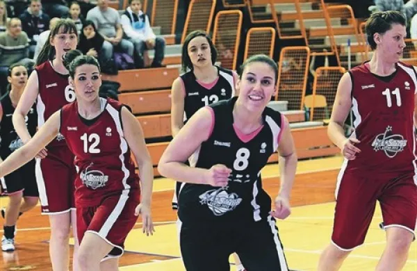 Tina Jakovina (št. 8) se  je pri kranjskem Triglavu uveljavila tudi v regionalni ligi 