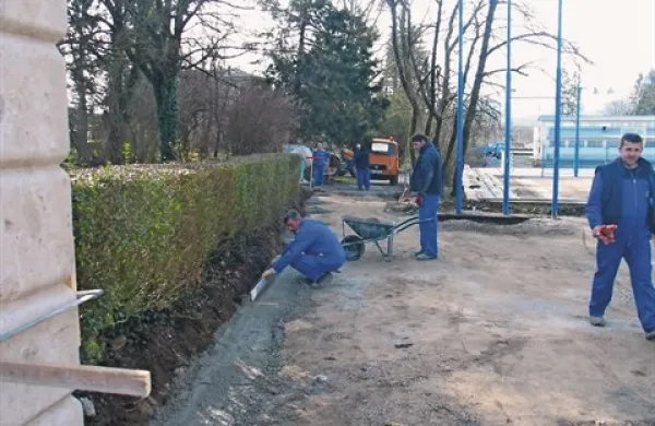 Delavci Euro MB so začeli z urejanjem prvega dela pešpoti v Kindlerjevem parku    